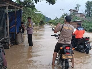 Petugas BPBD bersama aparat keamanan mengingatkan masyarakat tetap waspada banjir. Debit air sungai Sembakung belum menunjukkan adanya penurunan air. Dok.BPBD Nunukan.