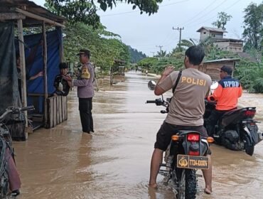 Petugas BPBD bersama aparat keamanan mengingatkan masyarakat tetap waspada banjir. Debit air sungai Sembakung belum menunjukkan adanya penurunan air. Dok.BPBD Nunukan.