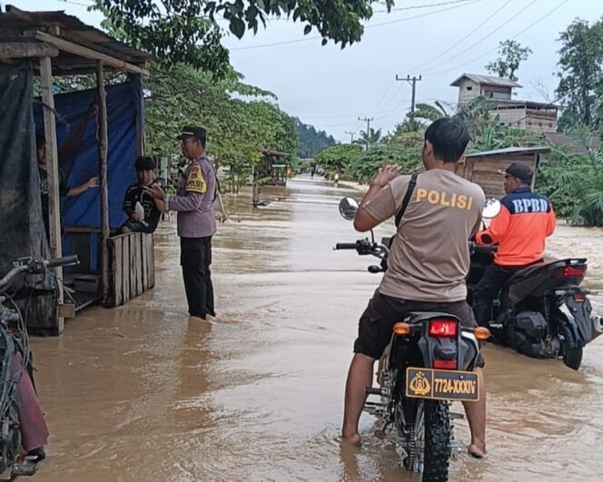 
					Petugas BPBD bersama aparat keamanan mengingatkan masyarakat tetap waspada banjir. Debit air sungai Sembakung belum menunjukkan adanya penurunan air. Dok.BPBD Nunukan.