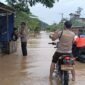 Petugas BPBD bersama aparat keamanan mengingatkan masyarakat tetap waspada banjir. Debit air sungai Sembakung belum menunjukkan adanya penurunan air. Dok.BPBD Nunukan.