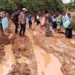 Aksi demo masyarakat Krayan Timur yang meminta Pemerintah RI memperbaiki jalan mereka. Akses utama tersebut selalu menjadi kubangan lumpur saat musim penghujan, sehingga berakibat luas yang menghambat distribusi logistik, dan memicu kenaikan harga kebutuhan pokok. Dok.Martinus.