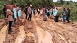 Aksi demo masyarakat Krayan Timur yang meminta Pemerintah RI memperbaiki jalan mereka. Akses utama tersebut selalu menjadi kubangan lumpur saat musim penghujan, sehingga berakibat luas yang menghambat distribusi logistik, dan memicu kenaikan harga kebutuhan pokok. Dok.Martinus.