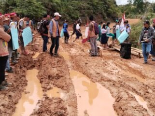 Aksi demo masyarakat Krayan Timur yang meminta Pemerintah RI memperbaiki jalan mereka. Akses utama tersebut selalu menjadi kubangan lumpur saat musim penghujan, sehingga berakibat luas yang menghambat distribusi logistik, dan memicu kenaikan harga kebutuhan pokok. Dok.Martinus.