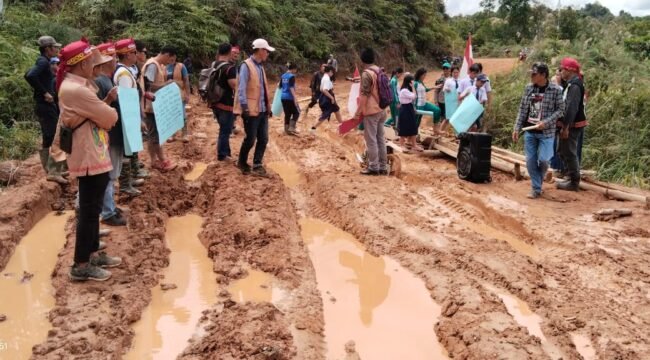 Aksi demo masyarakat Krayan Timur yang meminta Pemerintah RI memperbaiki jalan mereka. Akses utama tersebut selalu menjadi kubangan lumpur saat musim penghujan, sehingga berakibat luas yang menghambat distribusi logistik, dan memicu kenaikan harga kebutuhan pokok. Dok.Martinus.