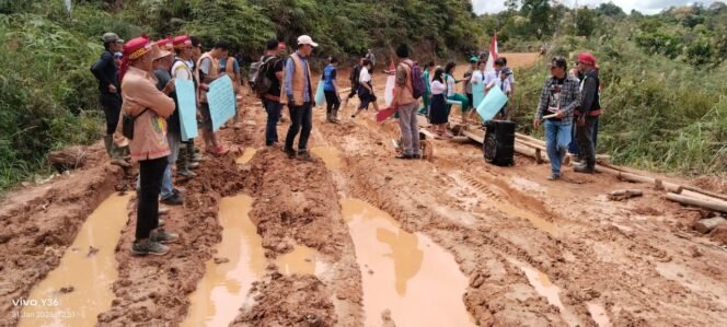 
					Aksi demo masyarakat Krayan Timur yang meminta Pemerintah RI memperbaiki jalan mereka. Akses utama tersebut selalu menjadi kubangan lumpur saat musim penghujan, sehingga berakibat luas yang menghambat distribusi logistik, dan memicu kenaikan harga kebutuhan pokok. Dok.Martinus.