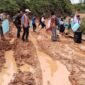 Aksi demo masyarakat Krayan Timur yang meminta Pemerintah RI memperbaiki jalan mereka. Akses utama tersebut selalu menjadi kubangan lumpur saat musim penghujan, sehingga berakibat luas yang menghambat distribusi logistik, dan memicu kenaikan harga kebutuhan pokok. Dok.Martinus.