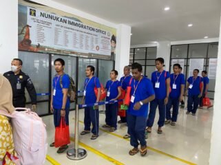Ilustrasi : Deportan asal Malaysia saat didata Imigrasi di TPI Tunon Taka, Nunukan. Dok.Edy Santri.