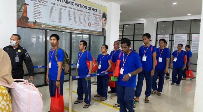 Ilustrasi : Deportan asal Malaysia saat didata Imigrasi di TPI Tunon Taka, Nunukan. Dok.Edy Santri.