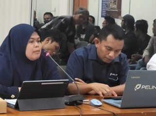 GM PT Pelindo Nunukan, Anugerah Amaliah saat hering di DPRD Nunukan, membahas keberatan para supir truk atas kenaikan tarif e-pass dari Rp 2 juta menjadi Rp 2,5 juta.