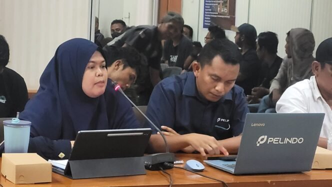 
					GM PT Pelindo Nunukan, Anugerah Amaliah saat hering di DPRD Nunukan, membahas keberatan para supir truk atas kenaikan tarif e-pass dari Rp 2 juta menjadi Rp 2,5 juta.