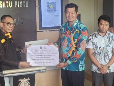 Kajari Nunukan, Burhanuddin menyerahkan hasil penagihan tunggakan pajak salah satu usaha katering di Nunukan yang menunggak pajak sejak Juni 2023. Jumlah uang yang diserahkan kepada Bapenda Nunukan secara simbolis, sebesar Rp 619.834.960. 