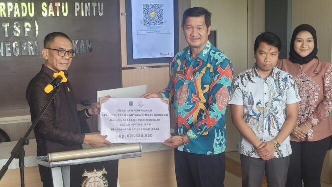 
					Kajari Nunukan, Burhanuddin menyerahkan hasil penagihan tunggakan pajak salah satu usaha katering di Nunukan yang menunggak pajak sejak Juni 2023. Jumlah uang yang diserahkan kepada Bapenda Nunukan secara simbolis, sebesar Rp 619.834.960. 