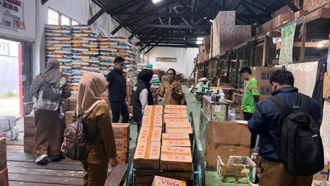 
					Polisi bersama Dinas Perdagangan dan Dinas Ketahanan Pangan melakukan sidak pasar, memastikan ketersediaan stok Sembako dan harga stabil jelang Ramadhan. Dok.Polres Nunukan.