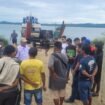 Sejumlah supir truk mengeluhkan larangan KSOP Sebatik terhadap penyetopan bongkar muat barang di dermaga Tersus kepada Anggota DPRD Nunukan Muhammad Mansur.