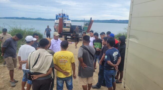 Sejumlah supir truk mengeluhkan larangan KSOP Sebatik terhadap penyetopan bongkar muat barang di dermaga Tersus kepada Anggota DPRD Nunukan Muhammad Mansur.