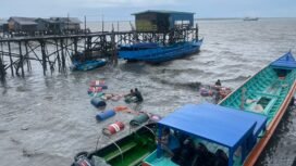 Puluhan drum BBM yang diangkut kapal jongkong berhamburan di laut pasca kapal dihantam ombak saat cuaca buruk. Dok.LANAL Nunukan.