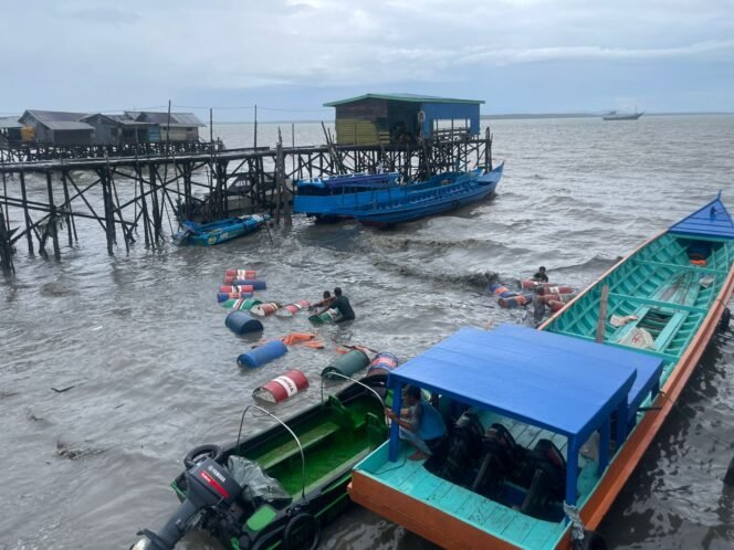 
					Puluhan drum BBM yang diangkut kapal jongkong berhamburan di laut pasca kapal dihantam ombak saat cuaca buruk. Dok.LANAL Nunukan.