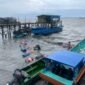 Puluhan drum BBM yang diangkut kapal jongkong berhamburan di laut pasca kapal dihantam ombak saat cuaca buruk. Dok.LANAL Nunukan.