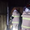 Petugas Damkar melakukan overhaul pasca kebakaran, memastikan kondisi api telah terkendali. Dok.Disdamkar.