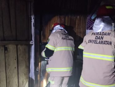 Petugas Damkar melakukan overhaul pasca kebakaran, memastikan kondisi api telah terkendali. Dok.Disdamkar.