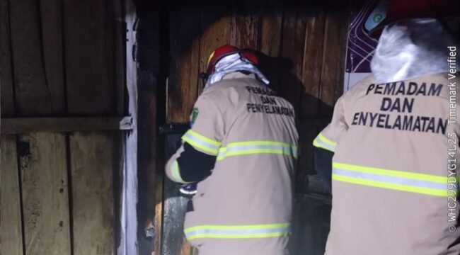 Petugas Damkar melakukan overhaul pasca kebakaran, memastikan kondisi api telah terkendali. Dok.Disdamkar.