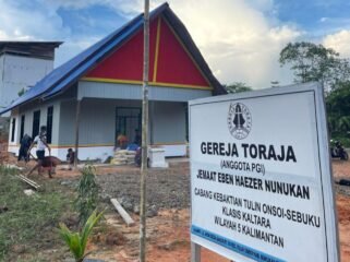 Gereja Toraja Jemaat Eben Haizer Nunukan yang dibangun Satgas Pamtas RI - Malaysia Yonkav 13/SL. Sebuah bentuk toleransi beragama di tapal batas sekaligus penegasan semboyan TNI dari Rakyat, oleh Rakyat dan untuk Rakyat. Dok.Penerangan Yonkav 13/SL.