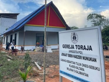 Gereja Toraja Jemaat Eben Haizer Nunukan yang dibangun Satgas Pamtas RI - Malaysia Yonkav 13/SL. Sebuah bentuk toleransi beragama di tapal batas sekaligus penegasan semboyan TNI dari Rakyat, oleh Rakyat dan untuk Rakyat. Dok.Penerangan Yonkav 13/SL.