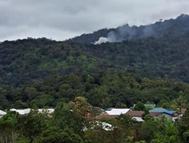 Asap putih membumbung tinggi diduga berasal dari pesawat yang jatuh. Dok.Jerry.