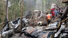 Pesawat Pelita Air pengangkut BBM untuk Krayan yang jatuh di Gunung Belaban berbatasan dengan Gunung Pa' Ramayo. Pilot ditenukan tewas terbakar diantara puing pesawat. Dok.Liantony.