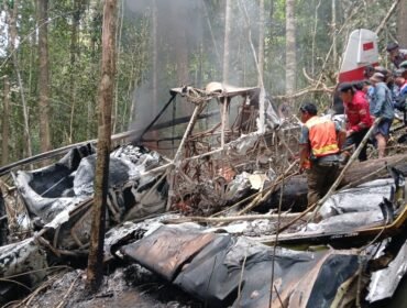 Pesawat Pelita Air pengangkut BBM untuk Krayan yang jatuh di Gunung Belaban berbatasan dengan Gunung Pa' Ramayo. Pilot ditenukan tewas terbakar diantara puing pesawat. Dok.Liantony.