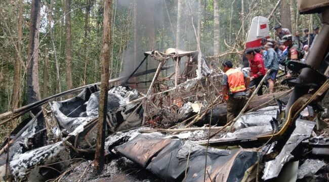 Pesawat Pelita Air pengangkut BBM untuk Krayan yang jatuh di Gunung Belaban berbatasan dengan Gunung Pa' Ramayo. Pilot ditenukan tewas terbakar diantara puing pesawat. Dok.Liantony.