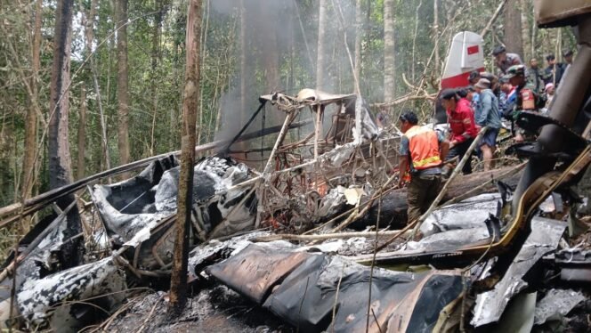 
					Pesawat Pelita Air pengangkut BBM untuk Krayan yang jatuh di Gunung Belaban berbatasan dengan Gunung Pa' Ramayo. Pilot ditenukan tewas terbakar diantara puing pesawat. Dok.Liantony.