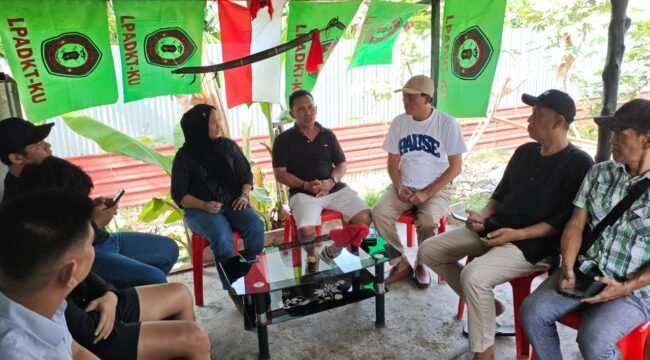 Diskusi terkait kendala perekrutan mahasiswa di Poltek Nunukan. Direktur Poltek Nunukan, Arkaz Viddi (tengah) menjabarkan kendala dan upaya kampus untuk menuju universitas dan destinasi wisata khususnya advokasi di Kaltara. 