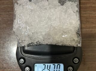 Sabu sabu seberat 24,7 gram yang diamankan dari I alias R, warga Jalan Dewi Sartika, Tanjung Harapan, Nunukan Selatan. I alias R diamankan dalam operasi penggerebekan di sebuah rumah di Desa Setabu, Sebatik Barat.