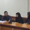 Sitti Halimah (kerudung hitam) didampingi kuasa hukum Dedy Kamsidi saat hadir di RDP, Selasa (24/2/2026). Sitti Halimah hanya menangis tak mampu bercerita.