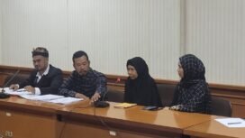 Sitti Halimah (kerudung hitam) didampingi kuasa hukum Dedy Kamsidi saat hadir di RDP, Selasa (24/2/2026). Sitti Halimah hanya menangis tak mampu bercerita.