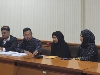Sitti Halimah (kerudung hitam) didampingi kuasa hukum Dedy Kamsidi saat hadir di RDP, Selasa (24/2/2026). Sitti Halimah hanya menangis tak mampu bercerita.