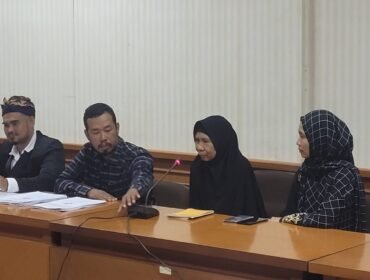 Sitti Halimah (kerudung hitam) didampingi kuasa hukum Dedy Kamsidi saat hadir di RDP, Selasa (24/2/2026). Sitti Halimah hanya menangis tak mampu bercerita.