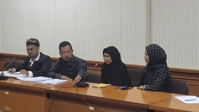
					Sitti Halimah (kerudung hitam) didampingi kuasa hukum Dedy Kamsidi saat hadir di RDP, Selasa (24/2/2026). Sitti Halimah hanya menangis tak mampu bercerita.