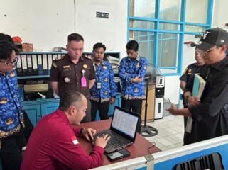 Tim Kejati Kaltara menggeledah KSOP Nunukan terkait pidana pertambangan di Kaltara. Dok.Kejari Nunukan.