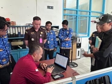 Tim Kejati Kaltara menggeledah KSOP Nunukan terkait pidana pertambangan di Kaltara. Dok.Kejari Nunukan.