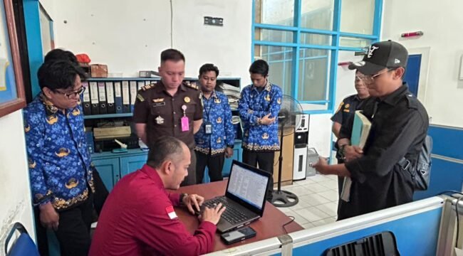 Tim Kejati Kaltara menggeledah KSOP Nunukan terkait pidana pertambangan di Kaltara. Dok.Kejari Nunukan.