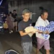 Jasad Argha digendong keluarga untuk prosesi pemakaman. Bocah laki laki berusia 7 tahun tersebut, diduga terpeleset dari gelagar rumput laut saat air laut pasang. Ia ditemukan warga dalam kondisi tewas mengambang di bawah jemuran rumput laut. Dok.Polres Nunukan.