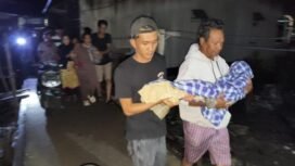 Jasad Argha digendong keluarga untuk prosesi pemakaman. Bocah laki laki berusia 7 tahun tersebut, diduga terpeleset dari gelagar rumput laut saat air laut pasang. Ia ditemukan warga dalam kondisi tewas mengambang di bawah jemuran rumput laut. Dok.Polres Nunukan.