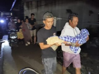 Jasad Argha digendong keluarga untuk prosesi pemakaman. Bocah laki laki berusia 7 tahun tersebut, diduga terpeleset dari gelagar rumput laut saat air laut pasang. Ia ditemukan warga dalam kondisi tewas mengambang di bawah jemuran rumput laut. Dok.Polres Nunukan.