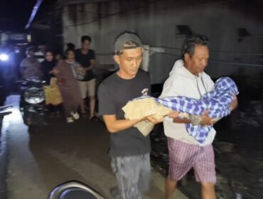 Jasad Argha digendong keluarga untuk prosesi pemakaman. Bocah laki laki berusia 7 tahun tersebut, diduga terpeleset dari gelagar rumput laut saat air laut pasang. Ia ditemukan warga dalam kondisi tewas mengambang di bawah jemuran rumput laut. Dok.Polres Nunukan.