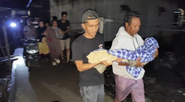 Jasad Argha digendong keluarga untuk prosesi pemakaman. Bocah laki laki berusia 7 tahun tersebut, diduga terpeleset dari gelagar rumput laut saat air laut pasang. Ia ditemukan warga dalam kondisi tewas mengambang di bawah jemuran rumput laut. Dok.Polres Nunukan.