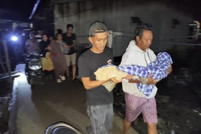 
					Jasad Argha digendong keluarga untuk prosesi pemakaman. Bocah laki laki berusia 7 tahun tersebut, diduga terpeleset dari gelagar rumput laut saat air laut pasang. Ia ditemukan warga dalam kondisi tewas mengambang di bawah jemuran rumput laut. Dok.Polres Nunukan.