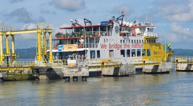Kapal Feri yang melayani pelayaran rute Nunukan - Sebatik.