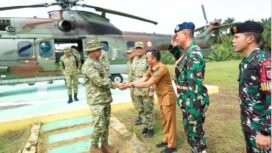 Wakil Bupati Nunukan, Hermanus saat menyalami Panglima TNI Agus Subianto di pedalaman Sebuku. Panglima datang untuk mengecek langsung kesiapan area latihan gabungan militer di perbatasan. Dok.Prokopim.